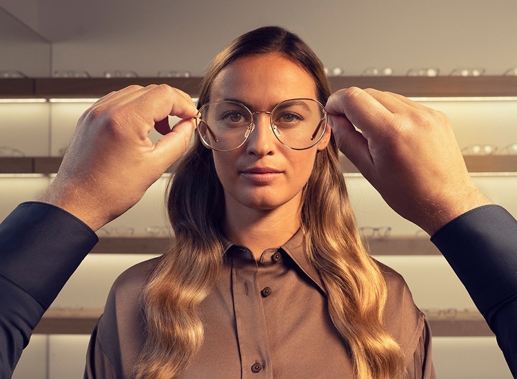 Una clienta recoge sus nuevas gafas en la óptica 