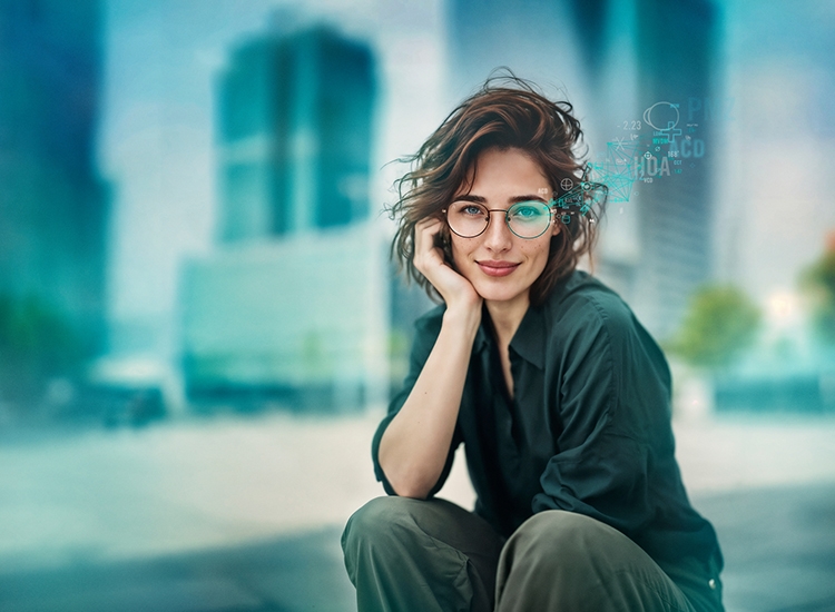 Una mujer lleva gafas con lentes B.I.G. NORM de Rodenstock